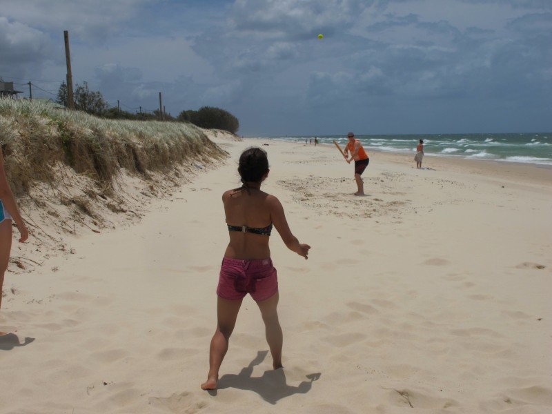 Ein beliebter Sport in Australien: Kricket wird auch am Strand gespielt. Allerdings geht es dort um den Spaß, nicht um den Punktestand.
