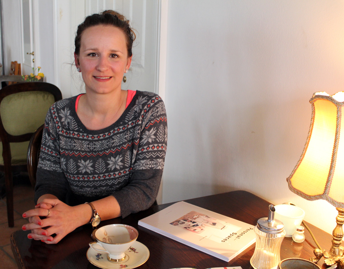Die Fotografin Annemarie Hirth bei einem Kaffee im Kukoon Bremen. Foto: Janina Weinhold