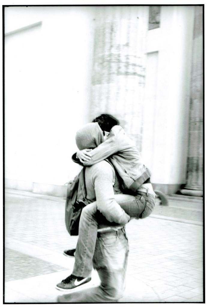 Zwei Menschen umarmen sich auf den Straßen von Berlin."Die Umarmung" ist einer der Street-Aufnahme aus der aktuellen Blaumeier Atelier Ausstellung "Berlin, Berlin - Blaumeiers Straßenfotografie" (c) Blaumeier Atelier