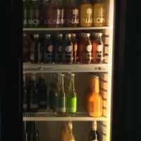 Faire Drinks im Kühlschrank im Café Vegan