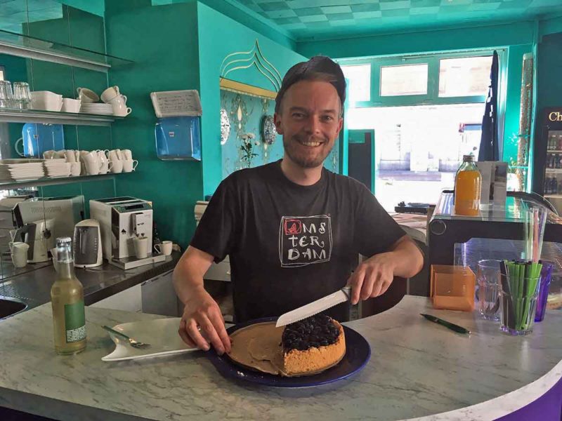 Café Vegan Aktivist Patrick Patu Pape Pape wll seine Gäste mit vegangem Kuchen locken.