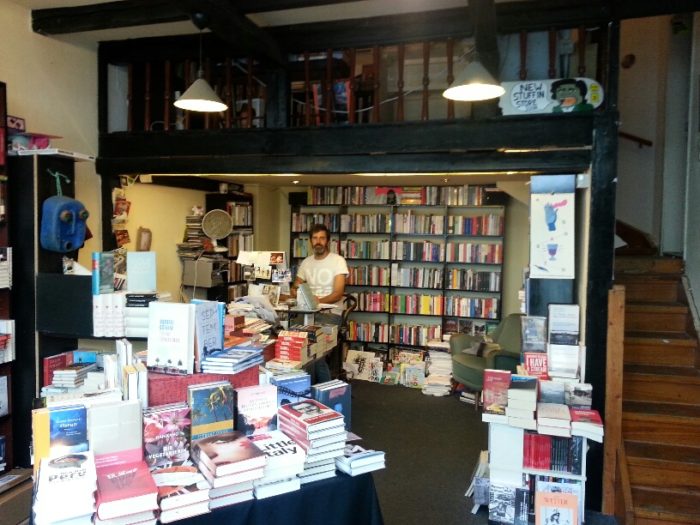 Urig, besonders und vollgestopft mit Geschichten: Der "Golden Shop" ist der etwas andere Buchladen im Viertel. Sören arbeitet seit neun Jahren dort. Bild: Annica Müllenberg